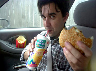 Illustration for article titled Ten Most Dangerous Foods To Eat While Driving